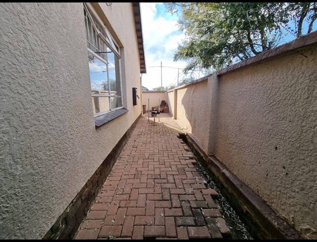 3 BEDROOM HOUSE FOR SALE IN NEWLANDS